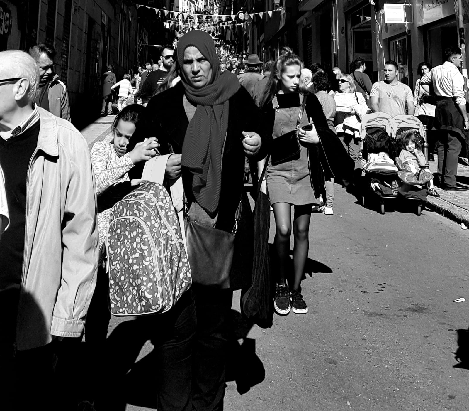 Fotografía urbana en blanco y negro, Rastro de Madrid.