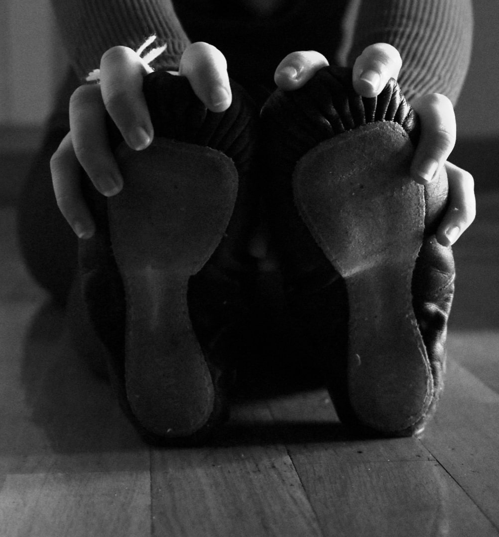 Bailarina de ballet que llega a tocarse las puntas de los pies.
